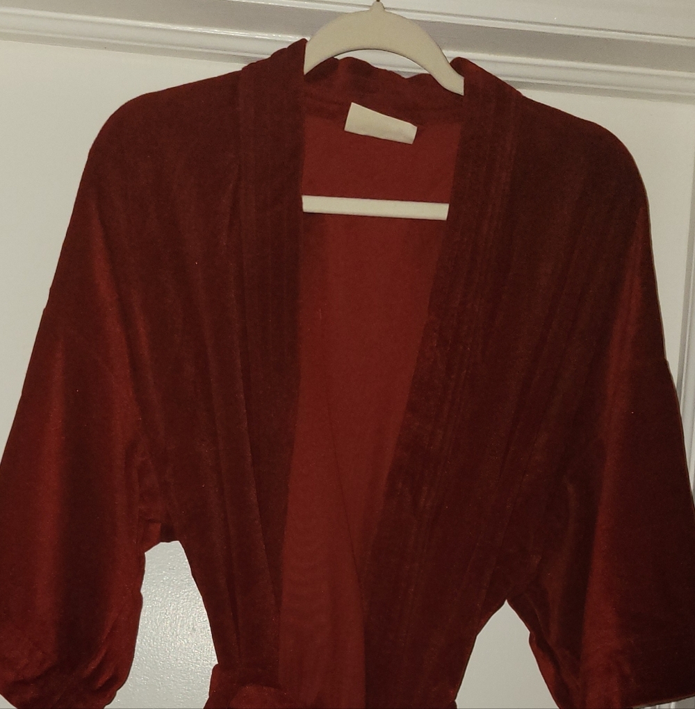 Velour Short Style Robe  ONE SIZE FITS ALL. Can Be Used As Unisex Robe